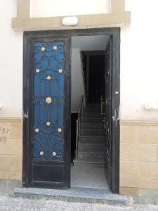 Una puerta azul con una escalera que conduce a un edificio en راس البر en Ras El Bar