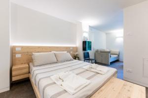 um quarto com uma cama grande num quarto em Agriturismo Scraleca em Angolo Terme