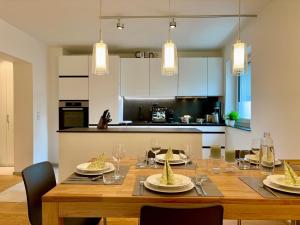 uma cozinha com uma mesa de madeira com comida em Leo‘s MUNICH Apartment em Munique