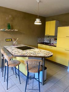 a kitchen with a table with chairs and a counter top at City Apartment Markdorf in Markdorf