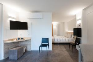 um quarto com uma cama, uma mesa e uma cadeira em Agriturismo Scraleca em Angolo Terme