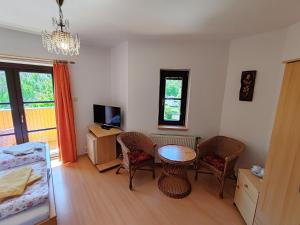 プラハにあるペンション トロイスカのテーブルと椅子、ベッドルーム1室が備わります。