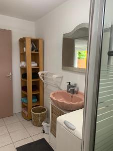 Koupelna v ubytování Bas de villa de 3 chambres et spa + 15 fotografií