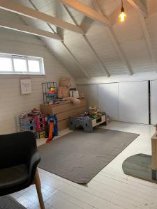 um quarto com um urso de peluche sentado numa prateleira em Aalesund Holiday Home 5 Bedroom! em Ålesund