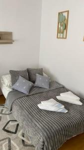una cama con almohadas en una habitación en Apartament 35, en Zamość