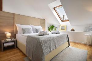 - une chambre avec un lit et 2 serviettes dans l'établissement Prague Old Town Residence, à Prague