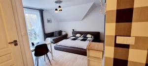カルビアにあるPrzy Plażyの小さなベッドルーム(ベッド1台、ソファ付)