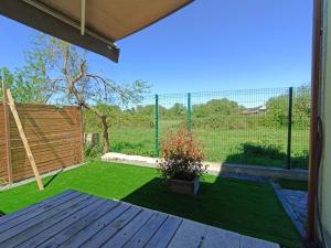 a backyard with a fence and a yard with green grass at Mini Apartamento de 30 mts en Chaves in Chaves