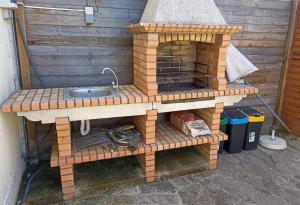 a brick oven with a sink on top of it at Mini Apartamento de 30 mts en Chaves in Chaves