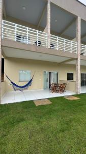 patio con amaca sul lato di una casa di POUSADA RECANTO DAS ÁGUAS Ville a Santo Amaro