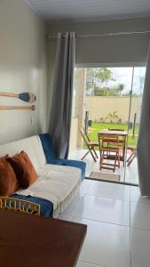 ein Wohnzimmer mit einem Sofa und einem Tisch in der Unterkunft RECANTO DAS ÁGUAS VILLE in Santo Amaro