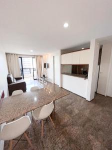 kuchnia i salon ze stołem i krzesłami w obiekcie Flat atlantico 1601 w mieście Fortaleza