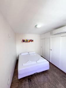 Jest to biały pokój z łóżkiem i szafą. w obiekcie Flat atlantico 1601 w mieście Fortaleza