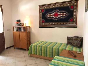 1 dormitorio con cama y alfombra en la pared en Ca Greta F - Sea View Apartments en Sal Rei