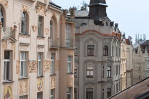 un grand bâtiment avec une tour sur son côté dans l'établissement Prague Old Town Residence, à Prague