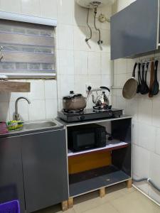 - une cuisine avec une cuisinière et 2 casseroles dans l'établissement Sophy Shortlet, à Abuja