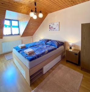 Posteľ alebo postele v izbe v ubytovaní Vamos Apartman