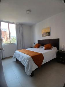 Postel nebo postele na pokoji v ubytování 503 Moderno Aparta-Suite en Versalles Tipo Loft - Cali Tower Suites & Lofts