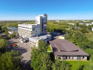 widok na budynek w mieście w obiekcie Cosmonaut w mieście Karaganda