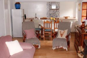 a living room with a table and chairs and a kitchen at La casuca de Cecilia in Pedreo