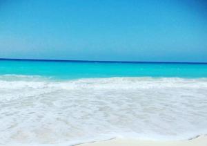 una vista de la playa con el océano en el fondo en Blumar Sidi Abdel Rahman 2 bedrooms Chalet North Coast, en El Alamein