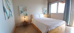 - une chambre avec un grand lit et une fenêtre dans l'établissement Vista Villas, à Ojochal