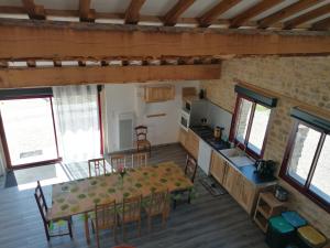 an overhead view of a dining room and kitchen in a house at Gite Le marronnier - Parthenay - 10 personnes - Gite à la campagne à 3 kms du centre-ville in Parthenay