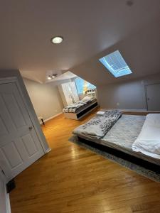 1 Schlafzimmer mit 2 Betten und einem Dachfenster in der Unterkunft Spacious Family Room in Pickering for 4-5 members-Great Location P2a in Pickering