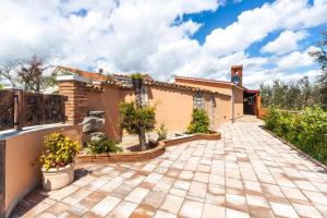 ein Haus mit einer steinernen Einfahrt in der Unterkunft Industrial style studio house Eni, with Parking, BBQ, AC in Marčana, Ferienwohnung in Marčana