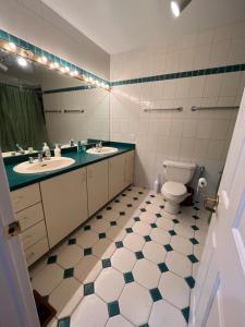 ein Badezimmer mit zwei Waschbecken, einem WC und einem Spiegel in der Unterkunft Spacious Family Room in Pickering for 4-5 members-Great Location P2a in Pickering