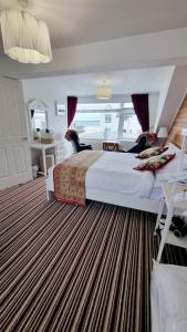 una camera con un grande letto di Causeway97 Townhouse a Portrush