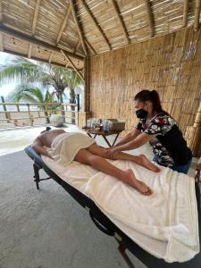 uma mulher a massajar um homem numa cama em Hotel Wellness - Belleza y Serenidad em Boca del Río