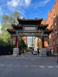 マンチェスターにあるAmazing 1BD Apartment China Town Manchesterの通りの真ん中の大門