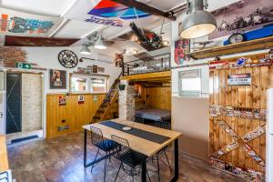 ein Raum mit einem Tisch und Stühlen und einer Treppe in der Unterkunft Industrial style studio house Eni, with Parking, BBQ, AC in Marčana, Ferienwohnung in Marčana