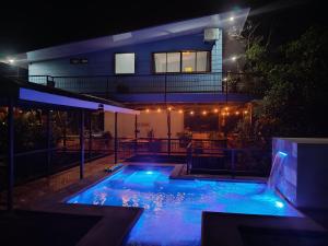 een zwembad voor een huis 's nachts bij Azulita Oasis in Aguas Zarcas