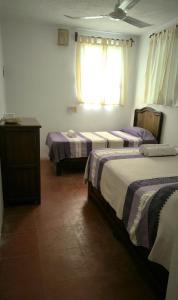 Giường trong phòng chung tại Casa Bugambilias