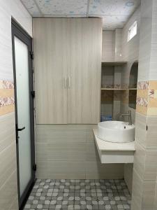 y baño con lavabo y espejo. en hotel Hương Thiên Phú, en Dĩ An