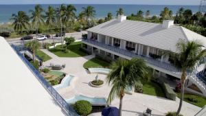 eine Luftansicht eines Hauses mit Pool in der Unterkunft The Dover House Resort in Delray Beach