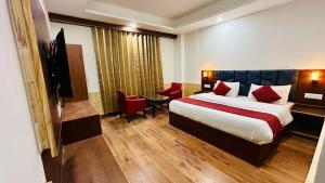 Cette chambre comprend un lit et un bureau. dans l'établissement Hotel Ocean Hill, à Manali