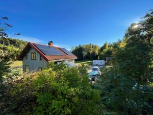 een huis met een rood dak en veel bomen bij Lantligt äldre 1,5 plans hus. in Strömstad