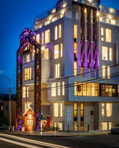 ein Gebäude mit lila Lichtern an der Seite in der Unterkunft Original House Hotel Boutique in Ushuaia