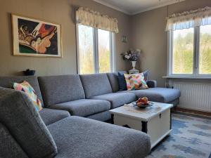 Posezení v ubytování Charmigt äldre hus, laddbox 22 kw, 5 bil-minuter till bad
