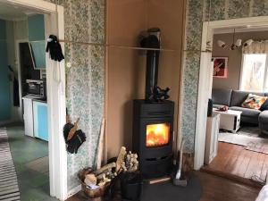 TV a/nebo společenská místnost v ubytování Charmigt äldre hus, laddbox 22 kw, 5 bil-minuter till bad