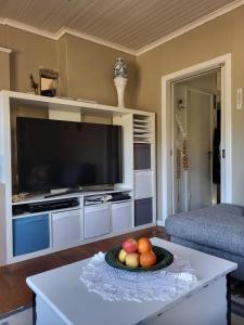 TV a/nebo společenská místnost v ubytování Charmigt äldre hus, laddbox 22 kw, 5 bil-minuter till bad