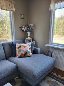Posezení v ubytování Charmigt äldre hus, laddbox 22 kw, 5 bil-minuter till bad