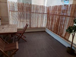 Un balcón o terraza en Specious Pastoral And Attractive 5 Bedroom Apartment Center Hod Hasharon