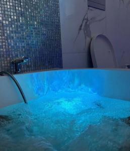 bagno con vasca blu e servizi igienici di Luxury home stanza in appartamento condiviso a Cremona