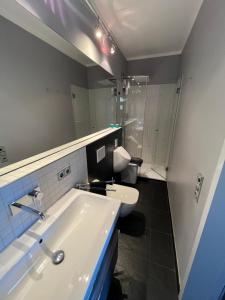 uma casa de banho com um lavatório branco e um chuveiro em Traumhafte Wohnung mit Neckarblick und Balkon em Eberbach
