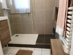 een douche met een bank in de badkamer bij Plazza front de Mer in Villers-sur-Mer