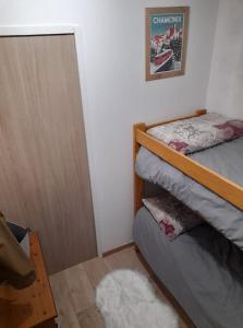 Ένα ή περισσότερα κρεβάτια σε δωμάτιο στο La cabane d'en haut